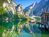  The rowing boats on Lake Braies next to the boathouse in the early morning, Lake Braies, Braies, Bolzano, South Tyrol, Trentino, Italy, Alps, Dolomites, Braies Dolomites, Southern Europe, Europe 