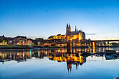  The castle hill with Albrechtsburg Castle, cathedral and the Elbe River in Meissen at dusk, Saxony, Germany 