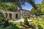  Fountain in the spa gardens and arcade building in the Bad Kissingen spa, Lower Franconia, Bavaria, Germany 