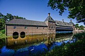  Amerongen Castle, farm buildings, moat with swans, Amerongen, Utrechtse Heuvelrug, Utrecht Province, Netherlands 