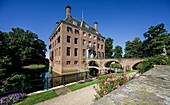  Amerongen Castle with promenade and castle bridge, Amerongen, Utrechtse Heuvelrug, Utrecht Province, Netherlands 