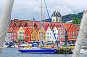 Häuserzeile am Hafen im Stadtteil Bryggen, Bergen, Vestland, Norwegen