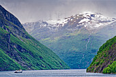 Die Fähre im Geirangerfjord, Geiranger, Møre og Romsdal, Norwegen