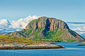 Der Berg Torghatten mit einem Loch, Bronnoysund, Nordland, Norwegen