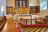 Der Altar einer der nördlichst gelegenen Steinkirchen der Welt, die berühmte Kirche am Vagsfjord, Harstad, Troms, Norwegen