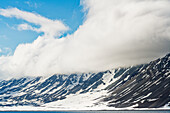 Schneebedeckte Berge im Hornsund, Spitzbergen, Svalbard, Norwegen