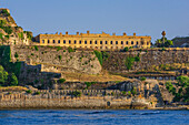 Blick von der Seeseite auf die Altstadt von Korfu mit der alten Festung im Hintergrund, Griechenland