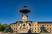  The Pauli fountain on the market square and the castle in Erlangen, Middle Franconia, Bavaria, Germany  