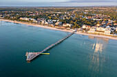 Blick auf die Seebrücke in Scharbeutz, Schleswig-Holstein, Deutschland