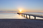 Seebrücke in Scharbeutz bei Sonnenaufgang, Schleswig-Holstein, Deutschland