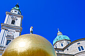 Dom und Goldene Kugel Kunstprojekt "Sphaera" von Stephan Balkenhol im Vordergrund, Salzburg, Österreich