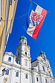  Flag with the coat of arms of the Passau district, St. Stephen&#39;s Cathedral, Cathedral Square, Passau, Bavaria, Germany 