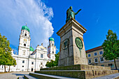 Dom St. Stephan, Domplatz, Denkmal für König Maximilian I Joseph von Bayern, Passau, Bayern, Deutschland