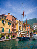 Im Hafen von Malcesine, Gardasee, Verona, Venetien, Oberitalien, Italien, Alpen, Dolomiten, Südeuropa, Europa