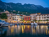 Der Hafen von Malcesine am Abend, Malcesine, Gardasee, Verona, Venetien, Oberitalien, Italien, Alpen, Dolomiten, Südeuropa, Europa