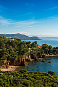 Malerische Küste und rote Felsen, bei Anthéor, Saint-Raphaël, Massif de l'Esterel, Esterel-Gebirge, Département Var, Cote d'Azur, Provence-Alpes-Côte d'Azur, Frankreich