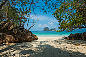 Weißer Sandstrand und Felsen, Sunrise Beach, Koh Hai, Ko Ngai, Provinz Krabi, Trang, Südthailand, Andamanensee, Thailand