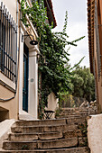 Enge Gassen des Plaka-Viertels in Athen mit traditioneller Architektur im Sommer