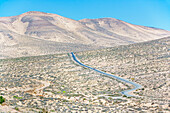  Straße durch die trockene Landschaft der Insel Fuerteventura, Fuerteventura, Kanarische Inseln, Spanien 