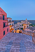  Blick auf Ragusa Ibla von der Kirche Santa Maria delle Scale, Ragusa Ibla, Provinz Ragusa, Sizilien, Italien 