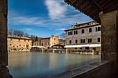 Bagno Vignoni mit seiner Quelle mitten im Ort, Val d'Orcia., Toskana, Italien