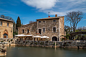 Bagno Vignoni mit seiner Quelle mitten im Ort, Val d'Orcia., Toskana, Italien