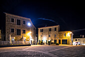  Sant&#39;Angelo in Colle at night, Val d&#39;Orcia, Tuscany, Italy 