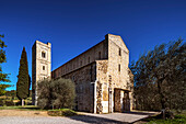  The monastery church of the Abbey of Sant&#39;Antimo in Castelnuovo dell&#39;Abate, Val d&#39;Orcia, Tuscany, Italy 