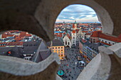 Blick vom Turm Neues Rathaus auf den Marienplatz, München, Bayern, Deutschland