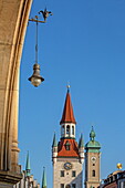 Historische Laternen an der Fassade Neues Rathaus, Blick auf Altes Rathaus und daneben Turm der Heilig-Geist-Kirche, München, Bayern, Deutschland