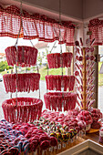Schweden, Gränna, viele Zuckerstangen und Lollis in einem Geschäft in Gränna