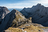 Ausblick auf Lamsenjochhütte und Hochnissl vom Normalweg zur Lamsenspitze aus, Karwendel, Schwaz, Tirol, Österreich