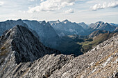 Blick von der Lamsenspitze über den Karwendelhauptkamm zur Laliderer Spitze, Karwendel, Schwaz, Tirol, Österreich