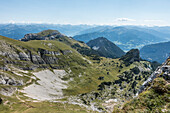 Blick vom Gipfel des Hochiss über das Rofangebirge zur Haidachstellwand bei Kaiserwetter, Rofangebirge, Maurach, Tirol, Österreich