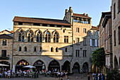 Außenrestaurant am Fuße des Maison des Templiers (Haus der Tempelritter) auf dem Champollion-Platz in der Abenddämmerung, Stadt Figeac, Departement Lot, Region Midi-Pyrénées, Okzitanien, Südwestfrankreich, Europa