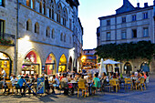 Außenrestaurant am Fuße des Maison des Templiers (Haus der Tempelritter) auf dem Champollion-Platz in der Abenddämmerung, Stadt Figeac, Departement Lot, Region Midi-Pyrénées, Okzitanien, Südwestfrankreich, Europa