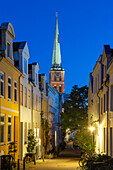St. Jakobi-Kirche mit der Kleinen Burgstrasse, Hansestadt Luebeck, Schleswig-Holstein, Deutschland