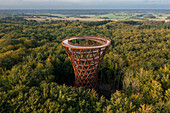 Der Waldturm im Wald von Gisselfeld Kloster ist 45m hoch, Seeland, Daenemark