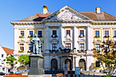  Neoclassical town hall and statue of Saint Albertus Magnus on the market square in Lauingen (Donau), Bavarian Swabia, Swabia, Bavaria, Germany 