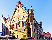  Ulm Town Hall and Fish Box Fountain on the Market Square and view of the Museum Society building on Neue Straße, Ulm, Swabian Alb, Baden-Württemberg, Germany 