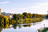  Summer evening on the Danube with a view of the Jahnufer in Neu-Ulm from the Donauschwabenufer in Ulm, Swabian Alb, Baden-Württemberg, Germany 