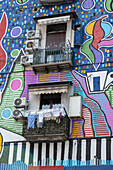 Blick auf eine Fassade mit buntem Mural und Balkon, Piazza Sanita,  Neapel, Kampanien, Italien, Europa