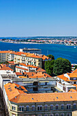 Rundblick auf Zadar vom Glockenturm der Kathedrale St. Anastasia, Kroatien