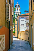 Blick in eine Gasse und einer katholischen Kirche in Zadar, Kroatien