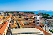 Rundblick auf Zadar vom Glockenturm der Kathedrale St. Anastasia, Kroatien