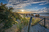Blick auf die Seebrücke im sanften Abendlicht in Heiligenhafen, Ostsee, Ostholstein, Schleswig-Holstein, Deutschland