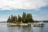  Island in the sea off Boothbay Harbor, Maine, East Coast, USA 
