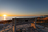  Bench on Marginal Way in Ogunquit on an autumn morning, sunrise, Maine, East Coast, USA 