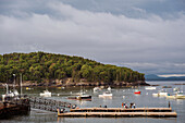 Blick auf einen Steg im Hafen von Bar Harbor, Acadia Nationalpark, Mount Desert Island, Maine, USA