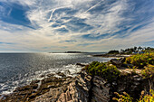 Blick auf die Küste am Portland Head Light, Leuchtturm, Cape Elizabeth, Maine, USA
